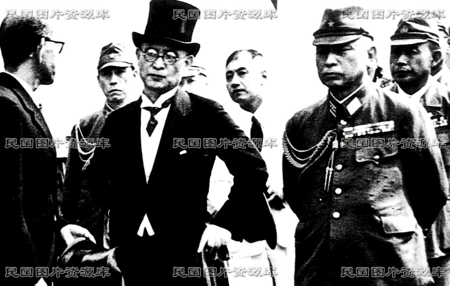 受降仪式上日本外相重光葵和日本陆军参谋总长梅津美治郎- 数据- 民国