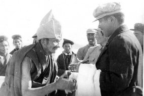 日土喇嘛向代表团献给哈达