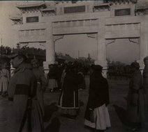 北京克林德碑前的八国联军官兵与清政府官员