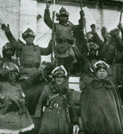 第一批侵占锦州的日军在狂呼乱喊庆祝胜利
