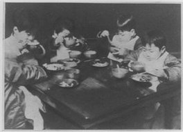 孩子们在上海一个托儿所就餐