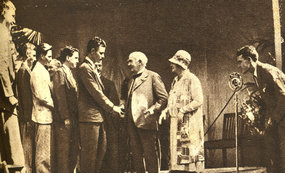 爱迪生与威廉士握手摄影