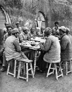 爱德华、巴苏华、柯棣华向八路军拐茆医院的同志举行告别晚餐