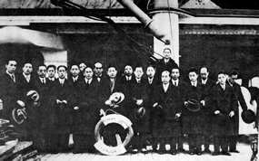 1930年梅兰芳与随行演员及乐队在轮船上