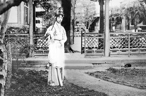 1916年梅兰芳演《黛玉葬花》片断的试装照
