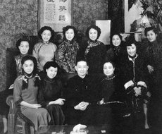 1949年梅兰芳在上海寓所接受杜近芳拜师后与女弟子合影