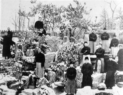 1927年梅兰芳与友人在北京梅宅园内合影